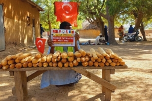 Afrika Çad ülkesinin fakir köylerinde çocuklarıa ekmek dağıtımı yapıldı Aralık 2022