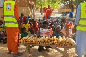 Afrika Çad ülkesinin fakir köylerinde çocuklarıa ekmek dağıtımı yapıldı Aralık 2022