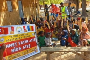 Afrika Çad ülkesinin fakir köylerinde çocuklarıa ekmek dağıtımı yapıldı Aralık 2022