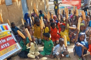 Afrika Çad ülkesinin fakir köylerinde çocuklarıa ekmek dağıtımı yapıldı Aralık 2022