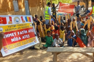 Afrika Çad ülkesinin fakir köylerinde çocuklarıa ekmek dağıtımı yapıldı Aralık 2022