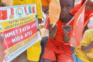 Afrika Çad ülkesinin fakir köylerinde çocuklarıa ekmek dağıtımı yapıldı Aralık 2022