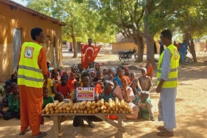Afrika Çad ülkesinin fakir köylerinde çocuklarıa ekmek dağıtımı yapıldı Aralık 2022