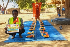 Afrika Çad ülkesinin fakir köylerinde çocuklarıa yemek dağıtımı yapıldı Aralık 2022