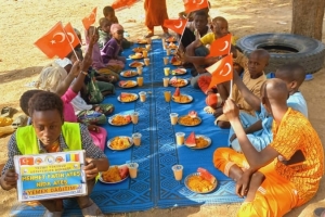 Afrika Çad ülkesinin fakir köylerinde çocuklarıa yemek dağıtımı yapıldı Aralık 2022