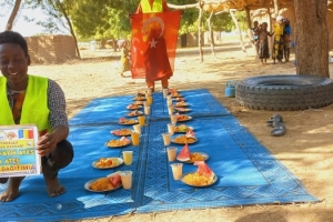 Afrika Çad ülkesinin fakir köylerinde çocuklarıa yemek dağıtımı yapıldı Aralık 2022