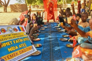 Afrika Çad ülkesinin fakir köylerinde çocuklarıa yemek dağıtımı yapıldı Aralık 2022