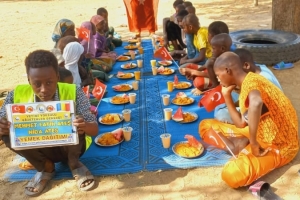 Afrika Çad ülkesinin fakir köylerinde çocuklarıa yemek dağıtımı yapıldı Aralık 2022