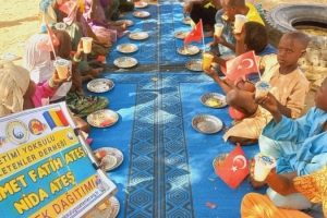 Afrika Çad ülkesinin fakir köylerinde çocuklarıa yemek dağıtımı yapıldı Aralık 2022