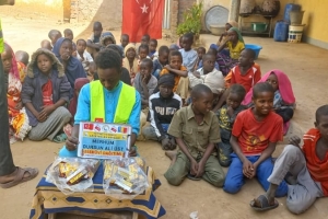 Afrika Çad çocukları sevindirme çikolata dagitimi