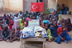 Afrika Çad çocukları sevindirme çikolata dagitimi