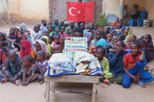 Afrika Çad çocukları sevindirme çikolata dagitimi