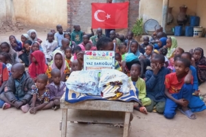 Afrika Çad çocukları sevindirme çikolata dagitimi