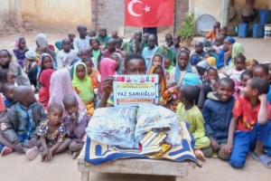 Afrika Çad çocukları sevindirme çikolata dagitimi