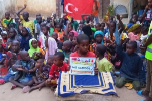 Afrika Çad çocukları sevindirme çikolata dagitimi