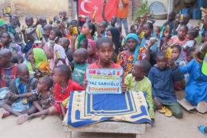 Afrika Çad çocukları sevindirme çikolata dagitimi