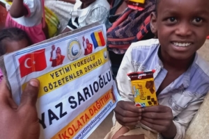 Afrika Çad çocukları sevindirme çikolata dagitimi