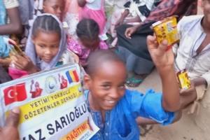 Afrika Çad çocukları sevindirme çikolata dagitimi