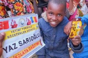 Afrika Çad çocukları sevindirme çikolata dagitimi