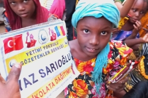 Afrika Çad çocukları sevindirme çikolata dagitimi