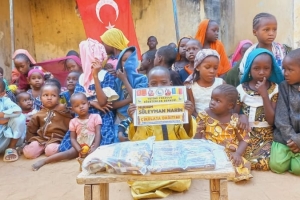 Afrika'da yetim ve yoksul çocuklara çikolata dağıtımlarımız devam ediyor