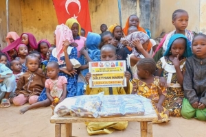 Afrika'da yetim ve yoksul çocuklara çikolata dağıtımlarımız devam ediyor