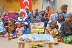 Afrika'da yetim ve yoksul çocuklara çikolata dağıtımlarımız devam ediyor