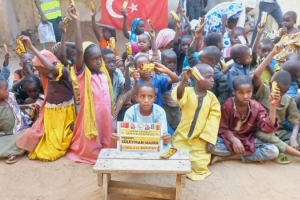 Afrika'da yetim ve yoksul çocuklara çikolata dağıtımlarımız devam ediyor