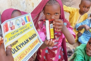 Afrika'da yetim ve yoksul çocuklara çikolata dağıtımlarımız devam ediyor