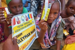 Afrika'da yetim ve yoksul çocuklara çikolata dağıtımlarımız devam ediyor