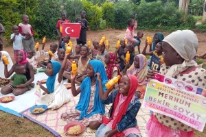 Afrika uganda'da yemek dağıtımında bulunduk