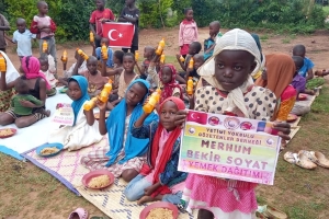 Afrika uganda'da yemek dağıtımında bulunduk