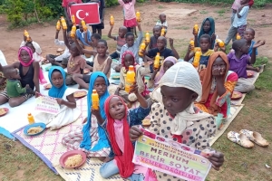 Afrika uganda'da yemek dağıtımında bulunduk