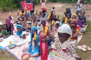 Afrika uganda'da yemek dağıtımında bulunduk