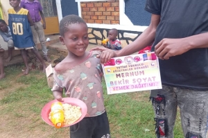 Afrika uganda'da yemek dağıtımında bulunduk