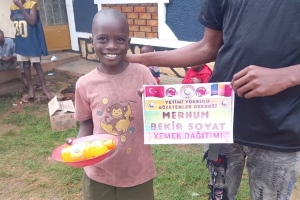 Afrika uganda'da yemek dağıtımında bulunduk