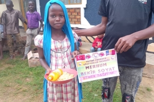 Afrika uganda'da yemek dağıtımında bulunduk