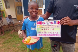 Afrika uganda'da yemek dağıtımında bulunduk