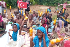 Afrika uganda'da yemek dağıtımında bulunduk
