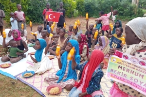 Afrika uganda'da yemek dağıtımında bulunduk