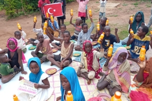 Afrika uganda'da yemek dağıtımında bulunduk