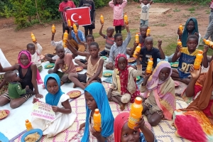 Afrika uganda'da yemek dağıtımında bulunduk