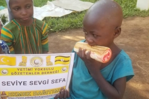 Afrika Uganda ekmek dağıtımlarımız devami ediyor