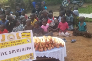 Afrika Uganda ekmek dağıtımlarımız devami ediyor