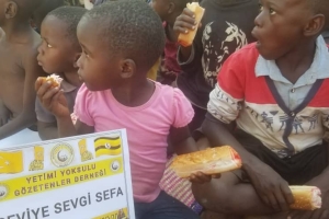 Afrika Uganda ekmek dağıtımlarımız devami ediyor