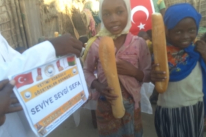 Afrika Madagaskar ekmek dağıtımımız devam ediyor Yetimi yoksulu gozetenler derneği 