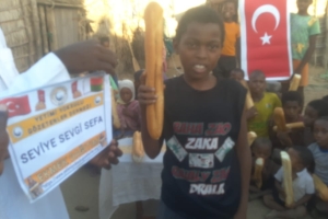 Afrika Madagaskar ekmek dağıtımımız devam ediyor Yetimi yoksulu gozetenler derneği 