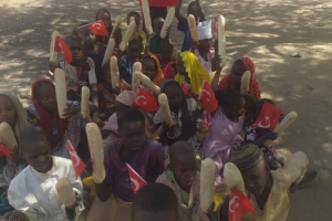 Bugün Afrika'nın 3 bölgesinde Kamerun Uganda ve madagaskar'da yetim m ve yoksul çocuklara ekmek dağıtımında bulunduk
