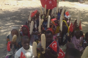 Bugün Afrika'nın 3 bölgesinde Kamerun Uganda ve madagaskar'da yetim m ve yoksul çocuklara ekmek dağıtımında bulunduk