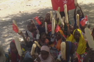 Bugün Afrika'nın 3 bölgesinde Kamerun Uganda ve madagaskar'da yetim m ve yoksul çocuklara ekmek dağıtımında bulunduk